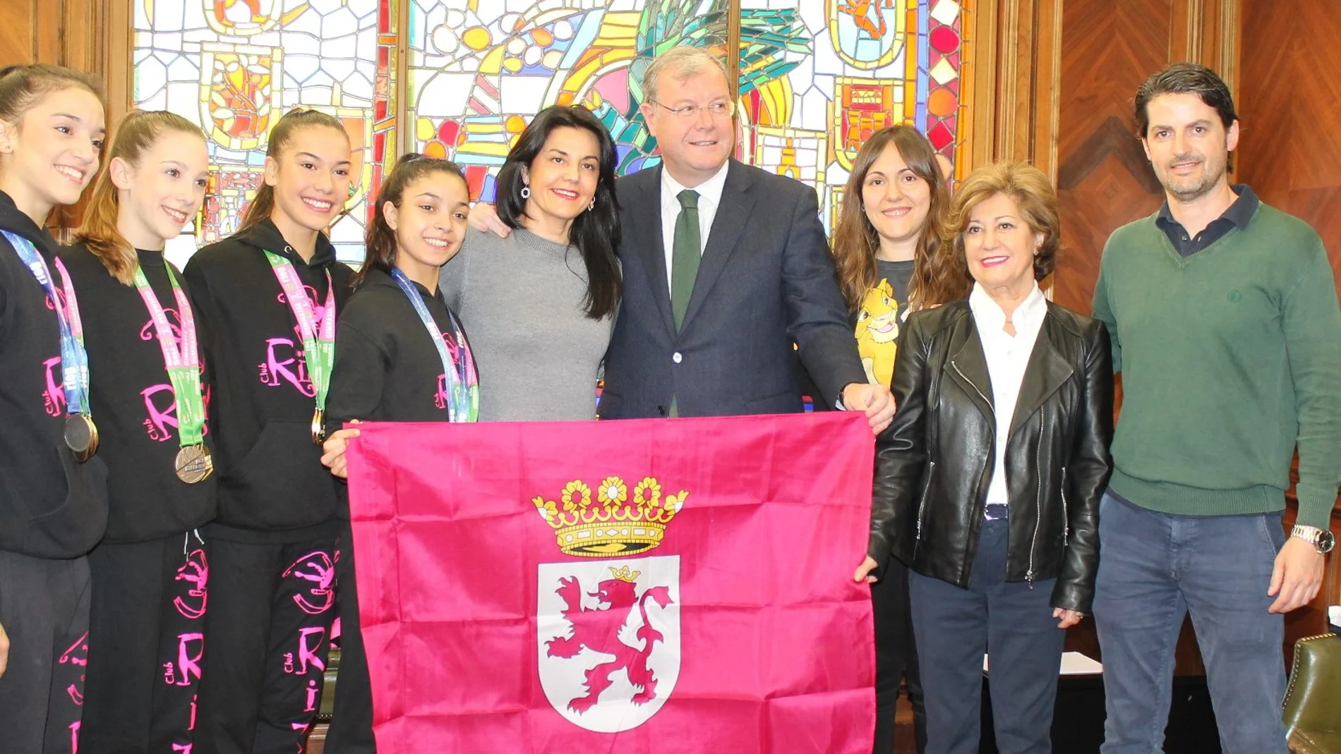 El alcalde de León, Antonio Silván, recibe a las gimnastas del Club Ritmo