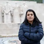 La exdiputada de la CUP Anna Gabriel posa frente al monumento del Parque de los Bastiones en Ginebra (Suiza)
