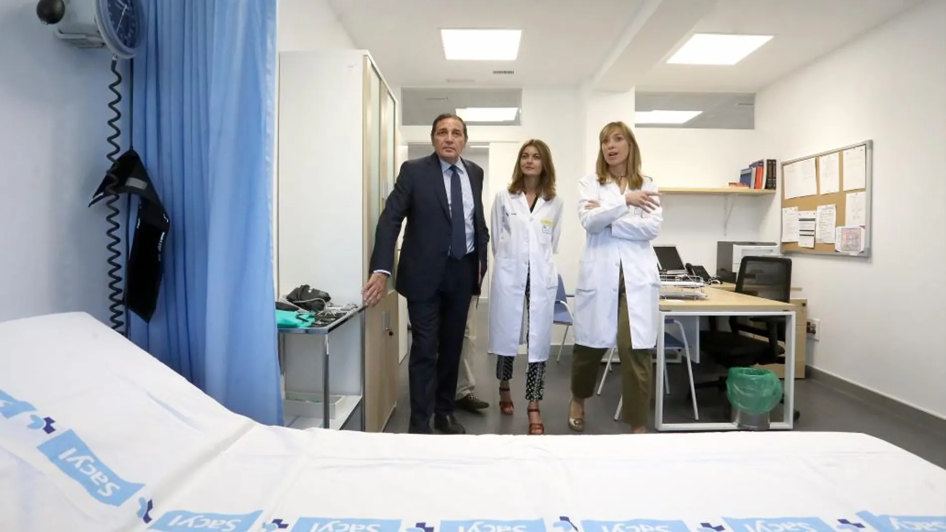 El consejero de Sanidad, Antonio Sáez Aguado, durante una reciente visita a las nuevas instalaciones del centro de salud de Esguevillas de Esgueva, en Valladolid