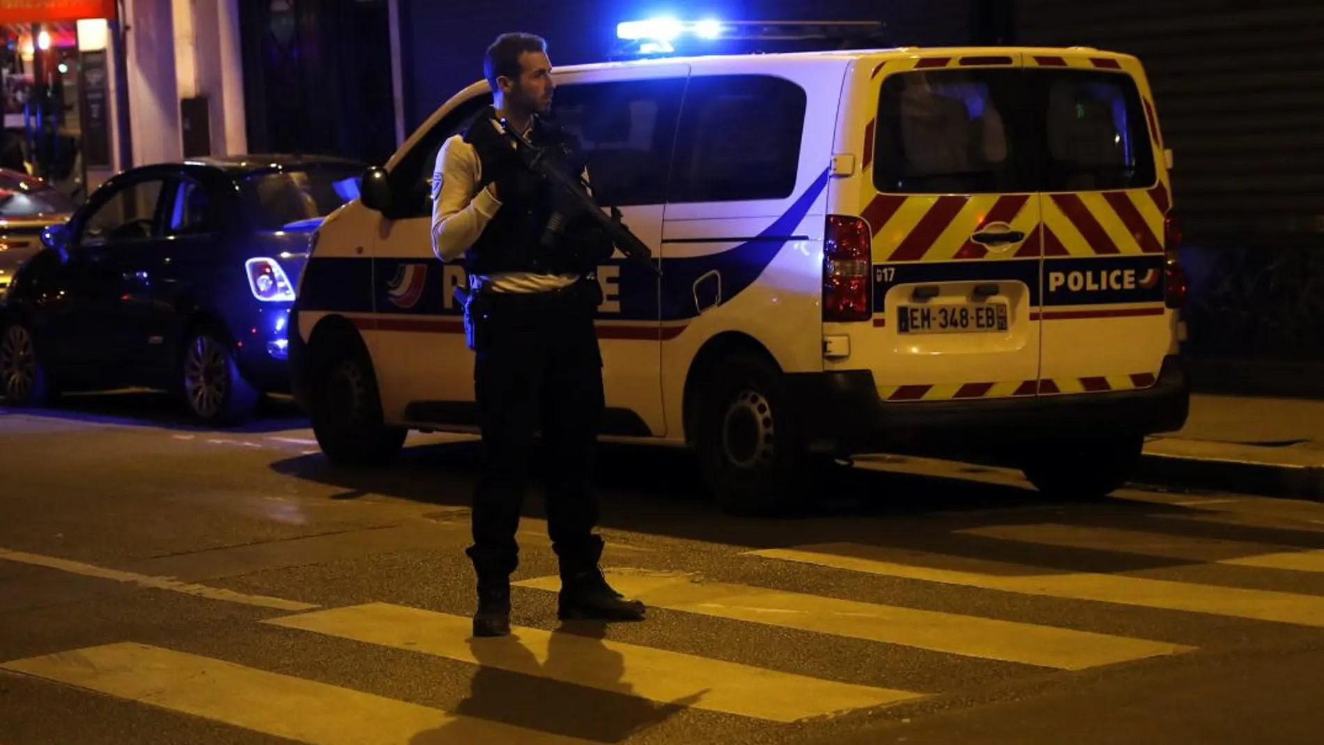 Un oficial de policía francés hace guardia en una calle de París en una imagen de archivo