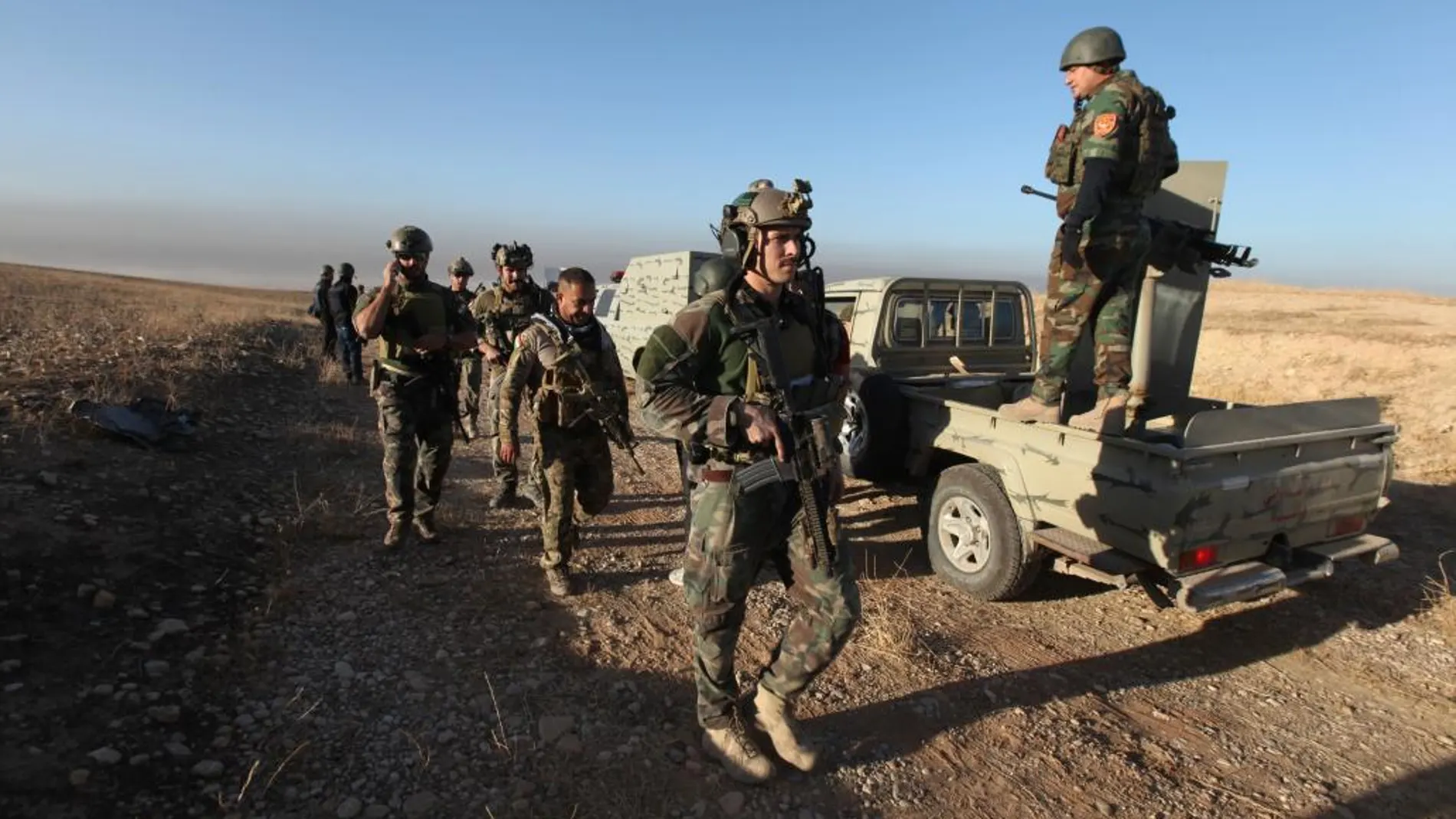 Fuerzas kurdas de los Peshmergas avanzan hacia Mosul en el inicio de la ofensiva contra esta ciudad iraquí.