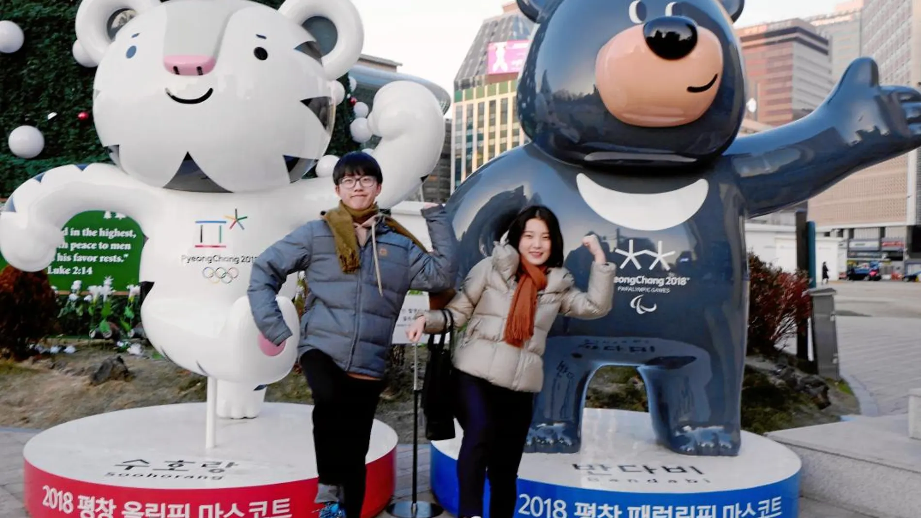 Dos turistas se sacan en Seúl una foto con las mascotas de los Juegos Olímpicos de PyeongChang
