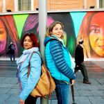 Rafaela y Paloma posan delante del mural que Spok ha pintado en cinco días y que está a la altura del número 35 de Gran Vía