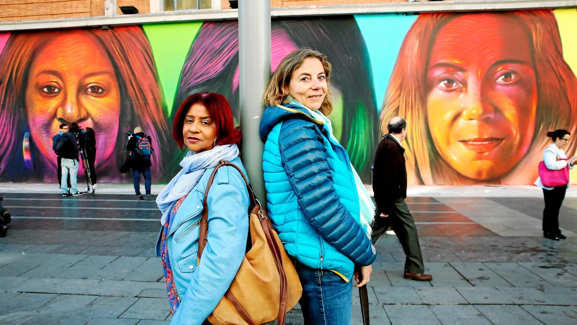 Rafaela y Paloma posan delante del mural que Spok ha pintado en cinco días y que está a la altura del número 35 de Gran Vía