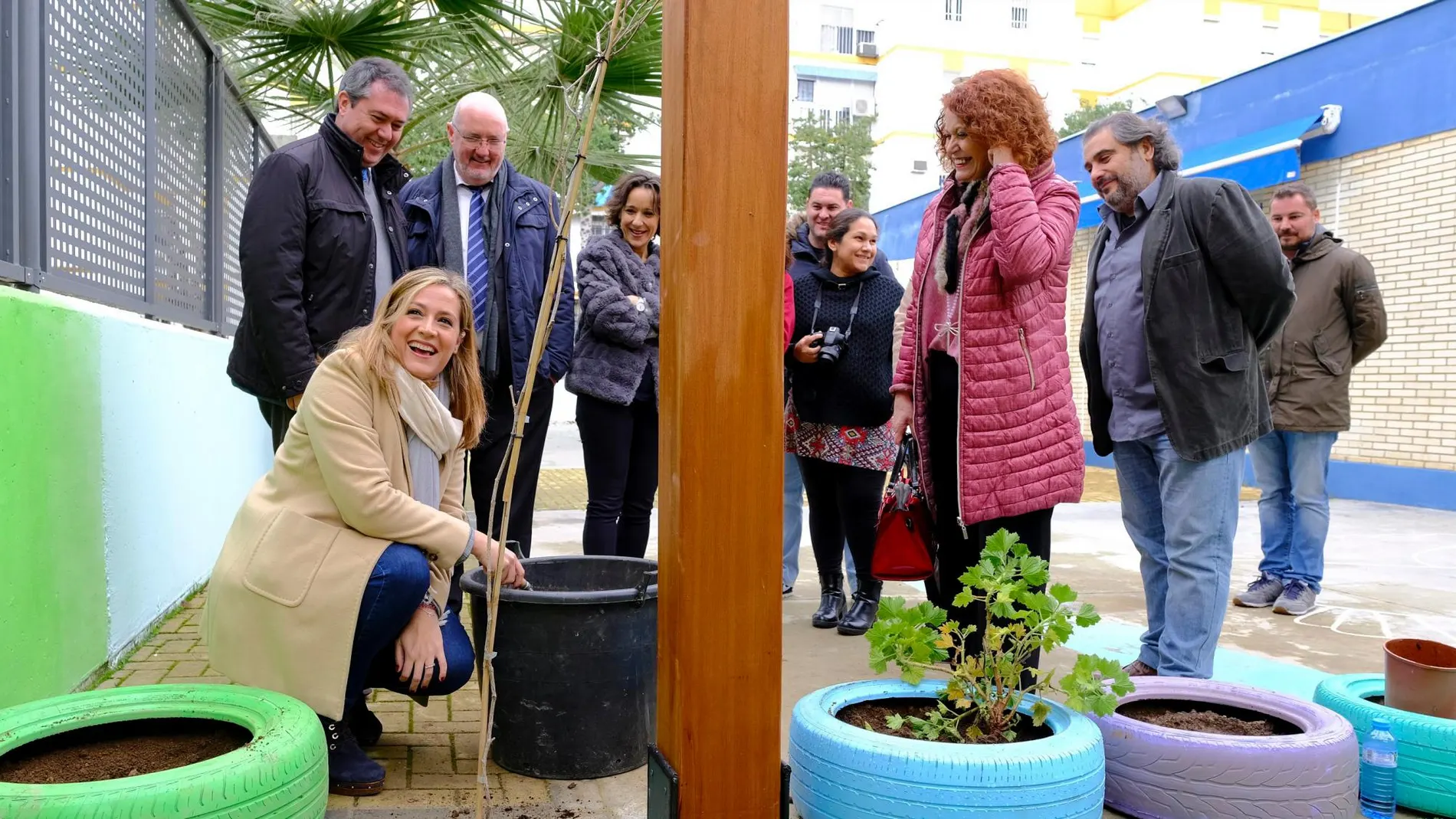 El alcalde visitó el CEI Julio César, donde se instalan elementos de eficacia energética
