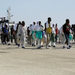 Un conjunto de inmigrantes en el puerto siciliano de Augusta, Italia