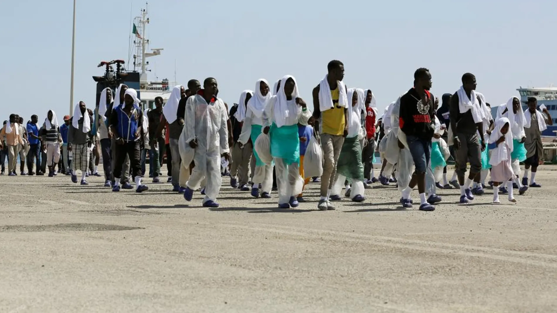Un conjunto de inmigrantes en el puerto siciliano de Augusta, Italia