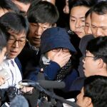 Choi Soon Sil, consejera de la presidenta, rodeada de periodistas antes de declarar ante el fiscal en Seúl