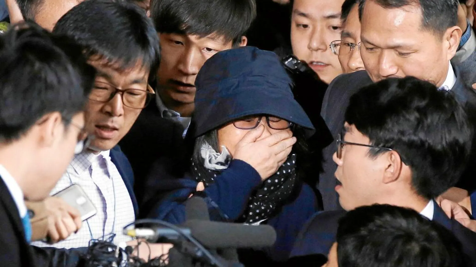 Choi Soon Sil, consejera de la presidenta, rodeada de periodistas antes de declarar ante el fiscal en Seúl