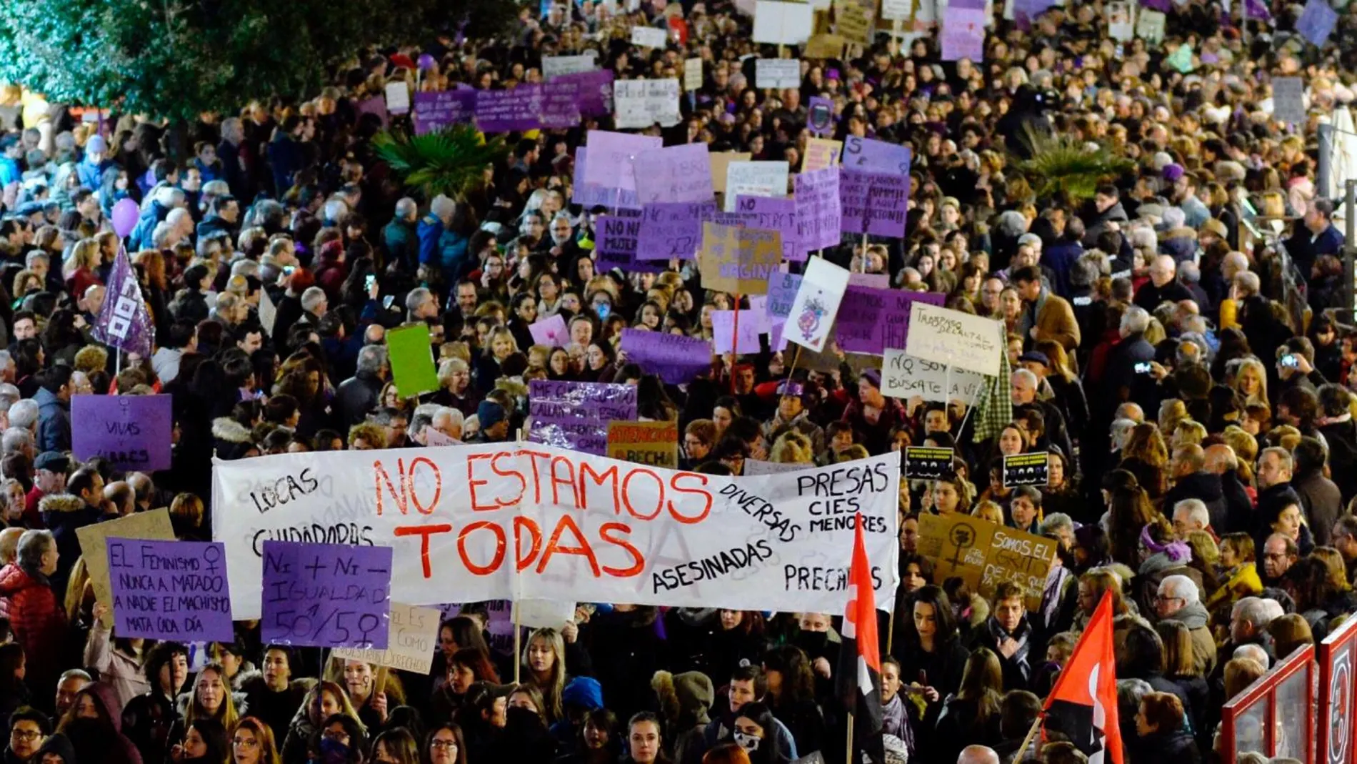 Miles de personas participan en la concentración feminista convocada en Valladolid