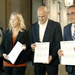 (De i a d) Los consellers del Govern Meritxell Serret (Agricultura); Neus Munté (Presidencia); Raül Romeva (Asuntos Exteriores); y Josep Rull (Territorio), muestran a la prensa los apercibimientos del Tribunal Constitucional (TC)