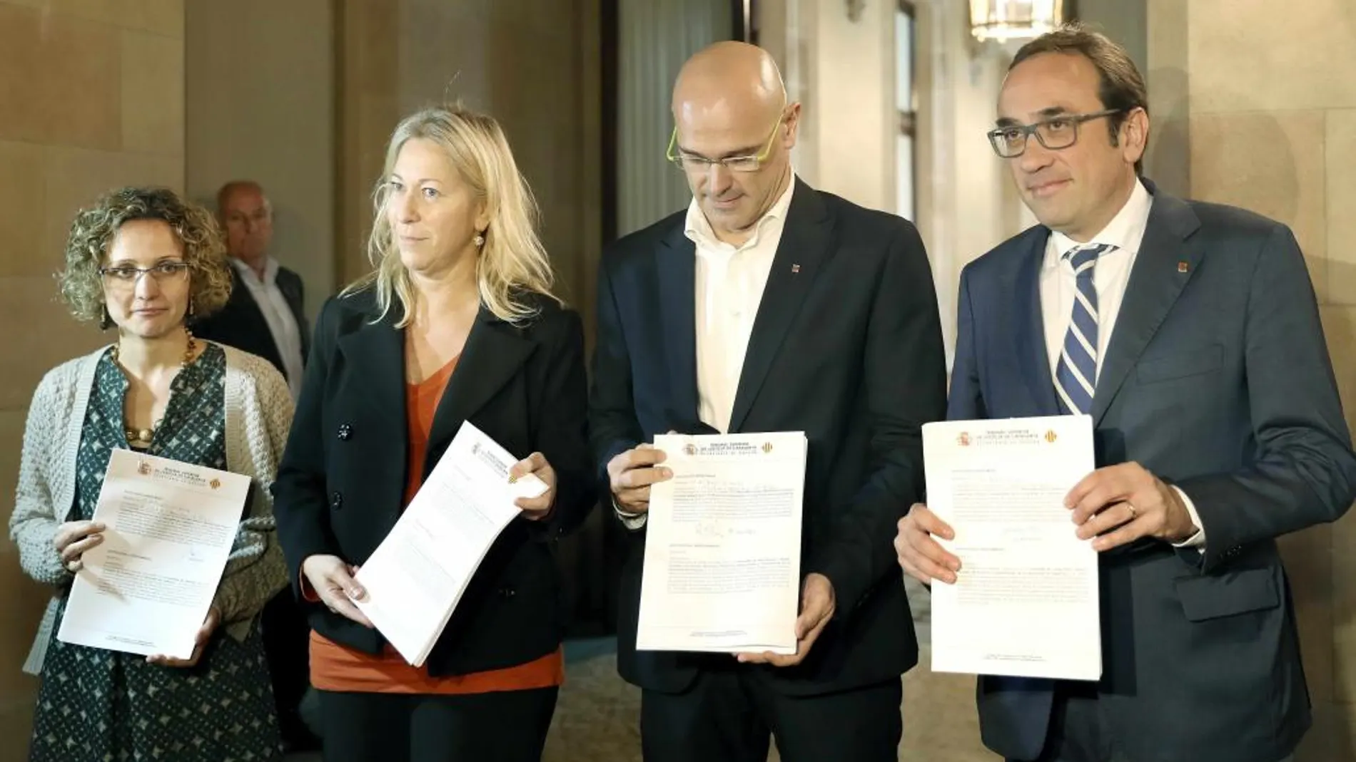 (De i a d) Los consellers del Govern Meritxell Serret (Agricultura); Neus Munté (Presidencia); Raül Romeva (Asuntos Exteriores); y Josep Rull (Territorio), muestran a la prensa los apercibimientos del Tribunal Constitucional (TC)