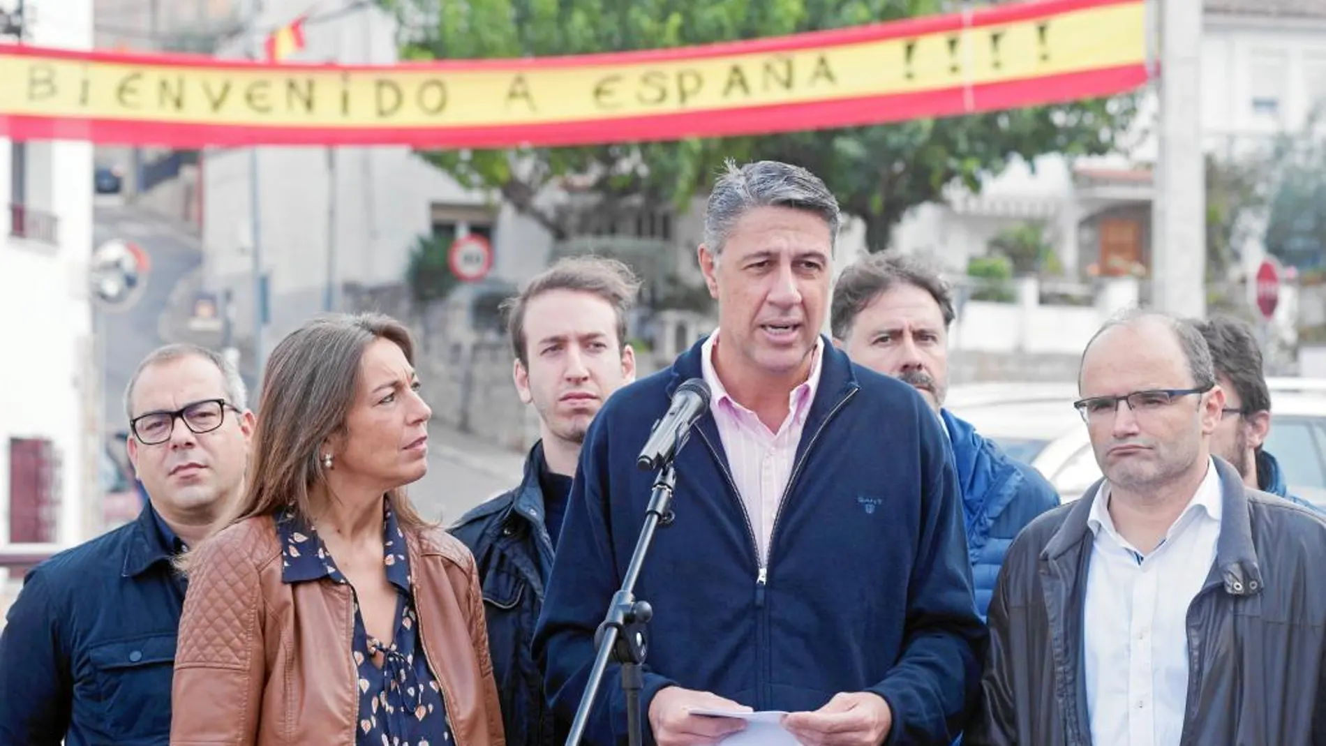 García Albiol, ayer, rodeado de dirigentes del PP catalán en un acto celebrado en el barrio de Vila-Roja, el bastión españolista de Gerona/ Efe
