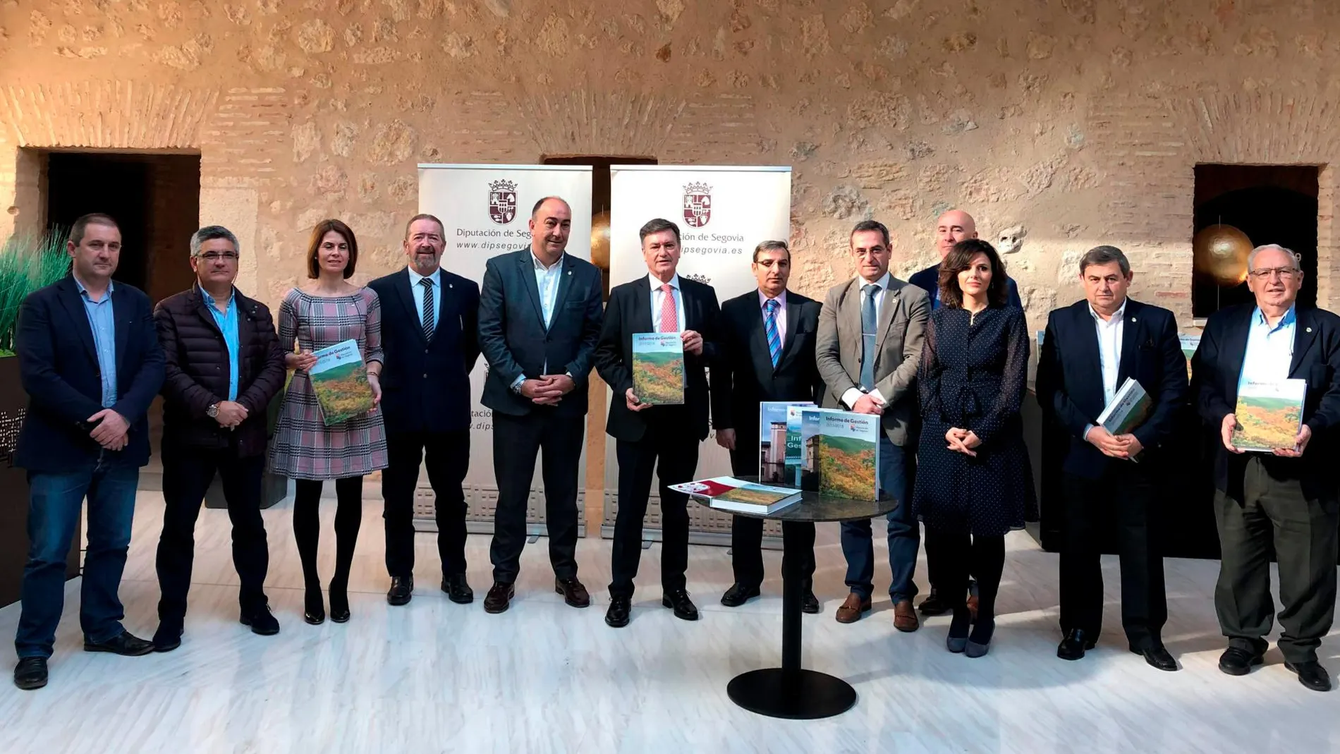 Foto de familia del presidente de la Diputación de Segovia, Francisco Vázquez, con los miembros de su equipo
