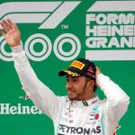Hamilton vence en China y Ferrari “vuelve” a Vettel