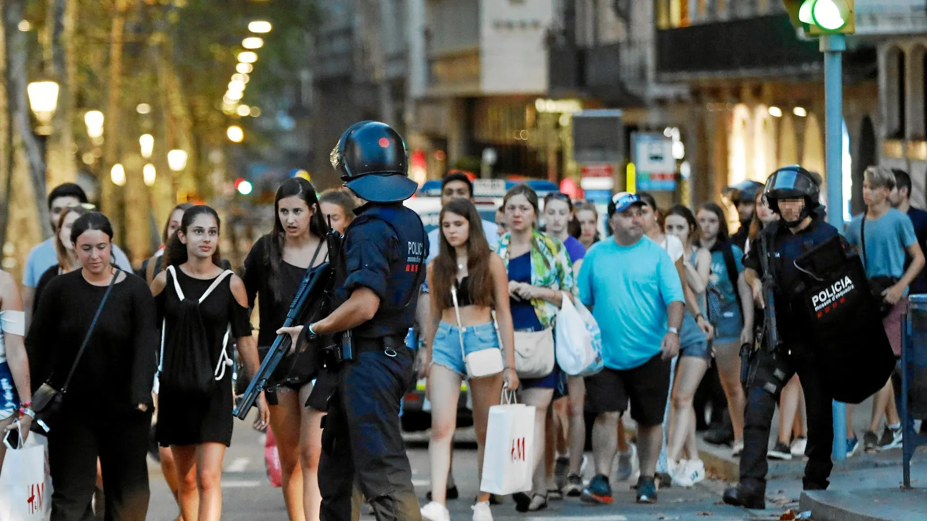 Un grupo de ciudadanos se desplaza por la zona de Las Ramblas horas después del atentado del 17 de agosto de 2017 / Efe