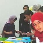 Un grupo de jóvenes en uno de los talleres que ofrece la red de bibliotecas y centros cívicos de Tetuán para luchar contra la exclusión social que bebe del modelo de Barcelona, en Marruecos, más de 1,2 millones de jóvenes entre 15 y 14 años ni estudian ni trabajan.