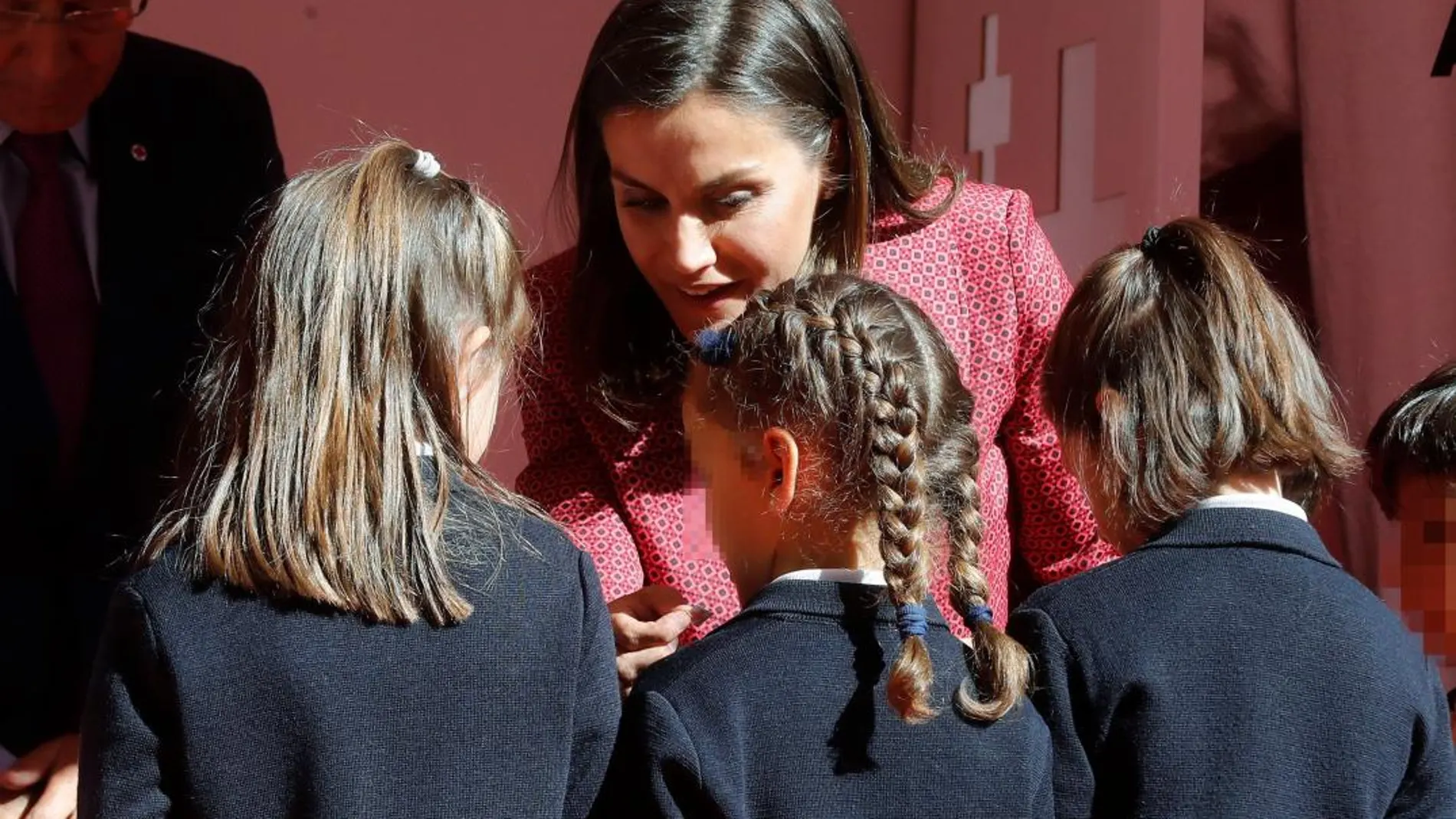 La Reina Letizia conversa con un grupo de niños durante la cuestación con motivo del Día de la Banderita de la Cruz Roja, esta mañana en la Avenida de la Reina Victoria de Madrid / Efe