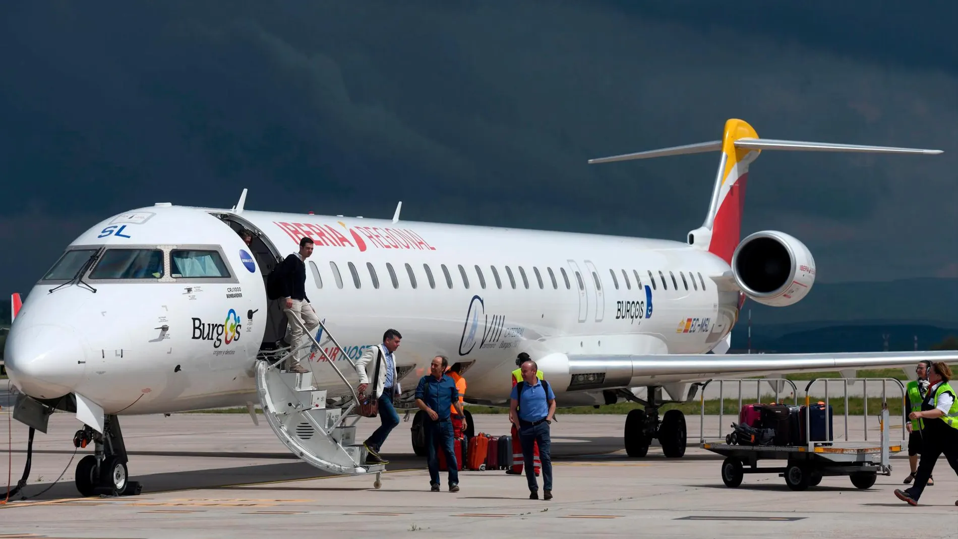 Un grupo de viajeros llega al aeropuerto de Burgos