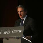 El ministro de Fomento, Íñigo de la Serna, interviene durante la inauguración del salón inmobiliario Barcelona Meeting Point,