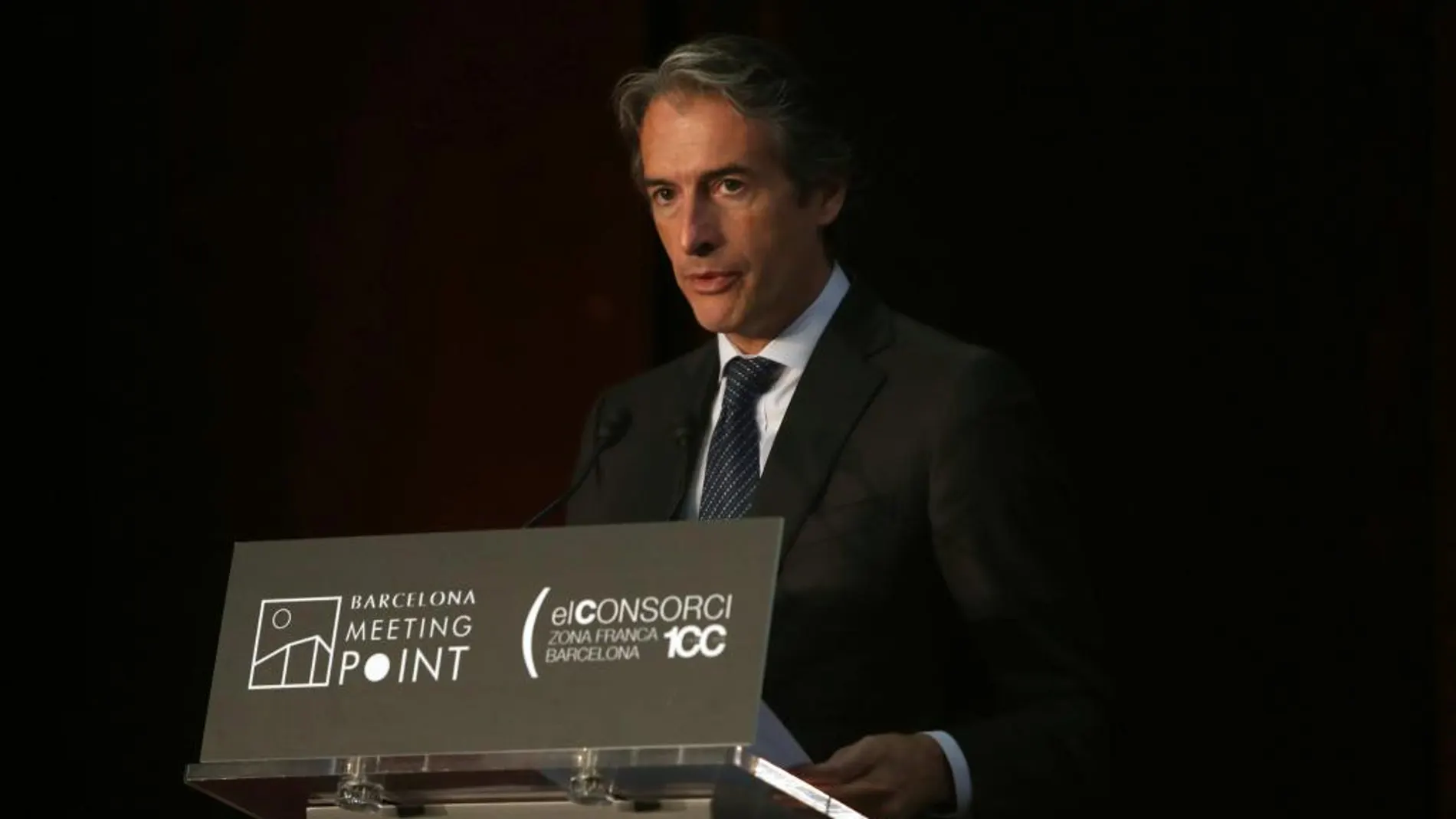 El ministro de Fomento, Íñigo de la Serna, interviene durante la inauguración del salón inmobiliario Barcelona Meeting Point,