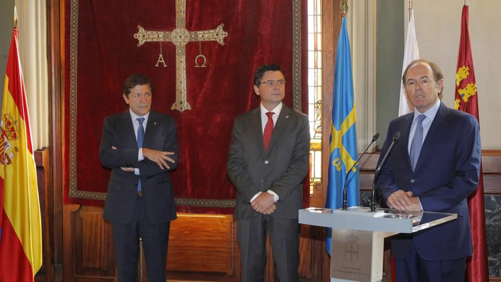 El presidente del Senado, Pío García Escudero (d), acompañado por el presidente del Principado, Javier Fernandez (i) y el presidente de la junta general del Principado, Pedro Sanjurjo (c), durante su intervención en la apertura de la Conferencia de Presidentes de Parlamentos Autonómicos (Coprepa)