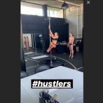 Jennifer Lopez practicando sus movimientos en la barra de striptease (c) Instagram Alex Rodriguez