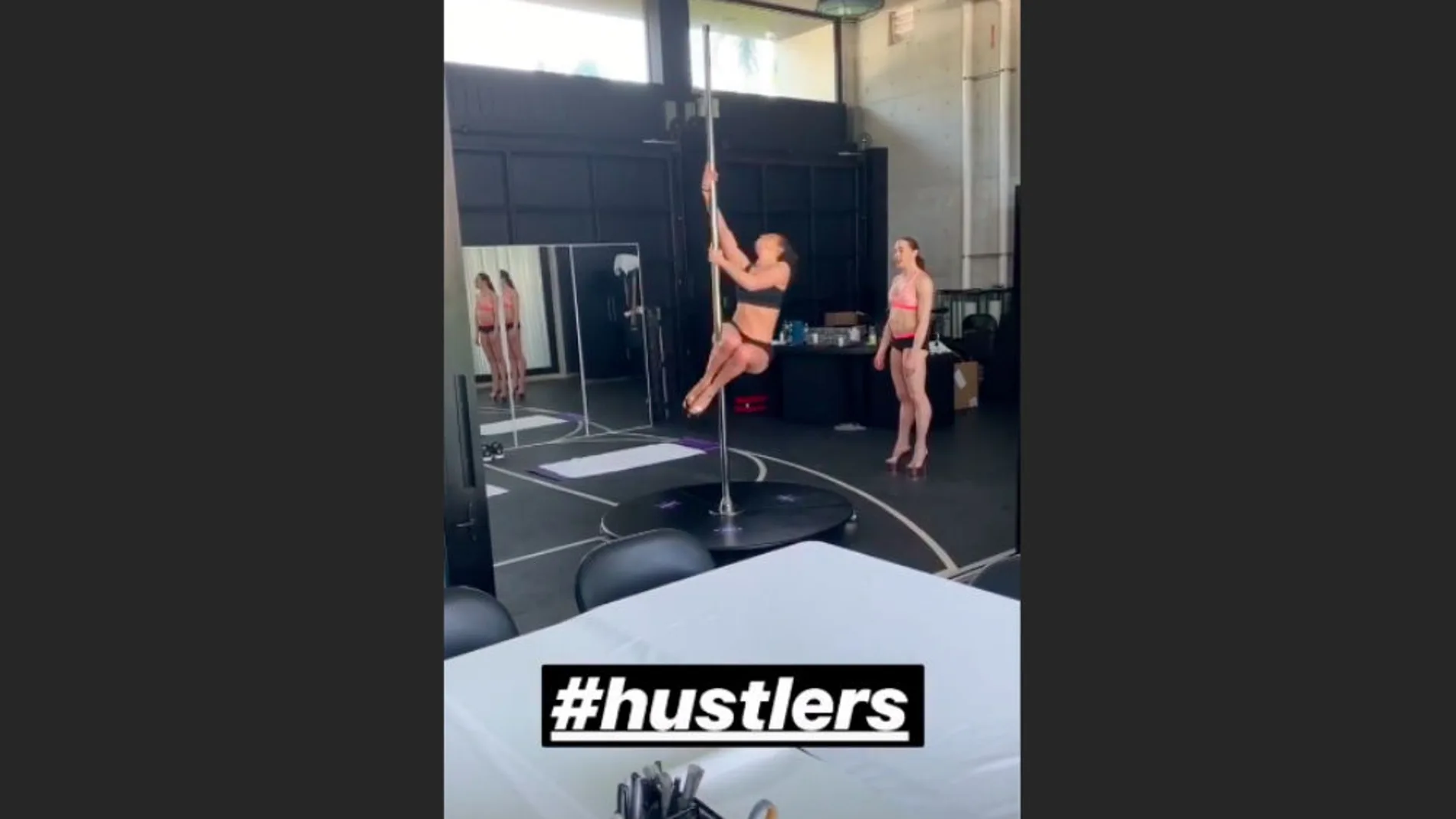 Jennifer Lopez practicando sus movimientos en la barra de striptease (c) Instagram Alex Rodriguez