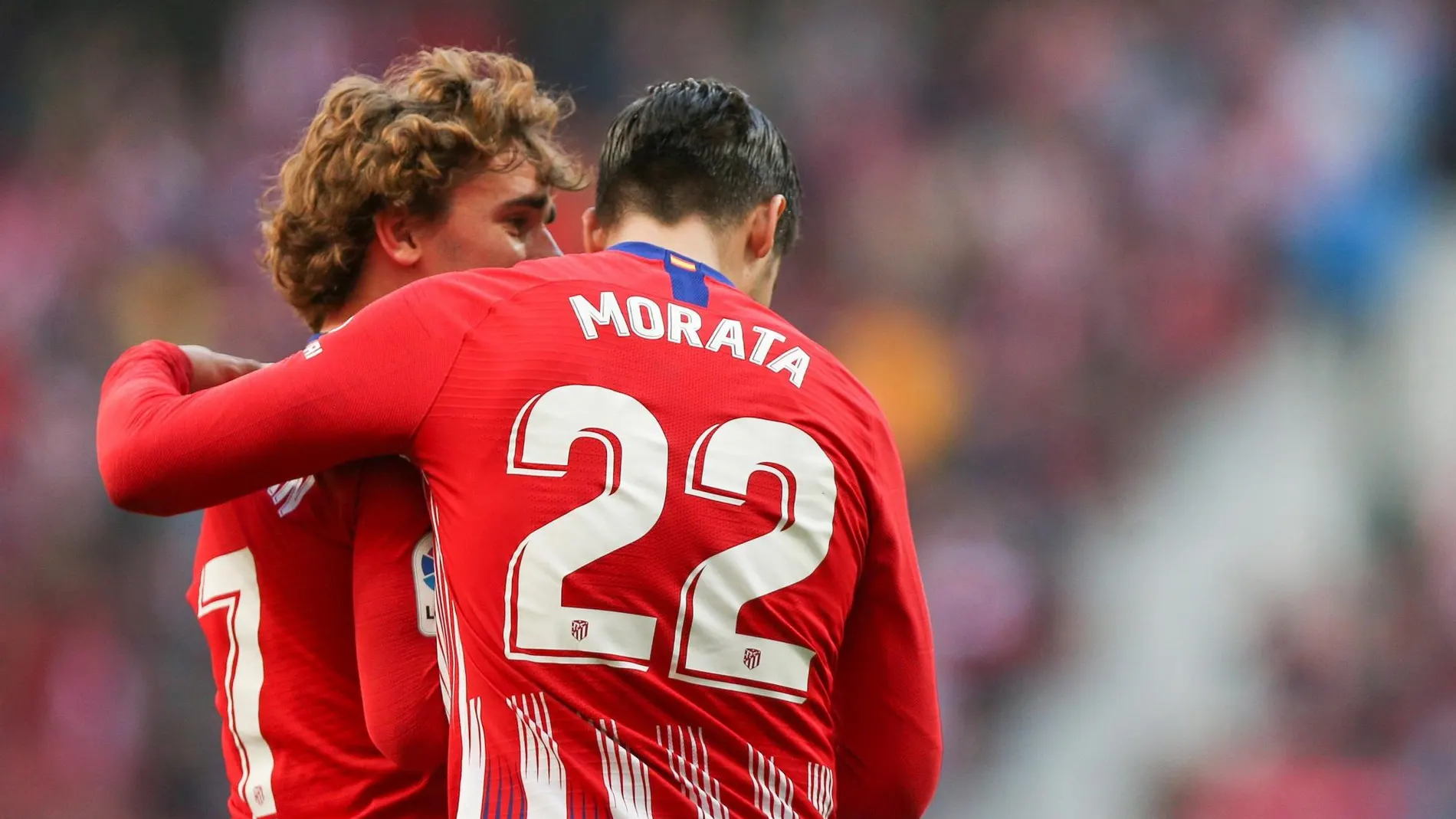El delantero del Atlético de Madrid Álvaro Morata celebra con Griezmann su gol