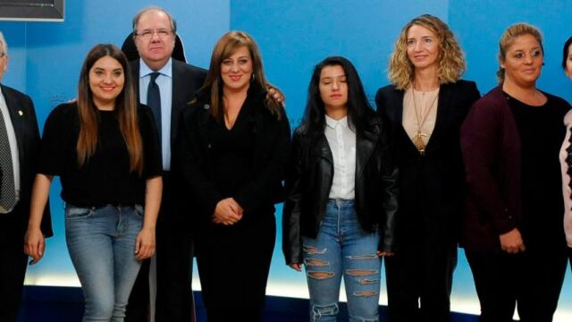 El presidente de la Junta, Juan Vicente Herrera, junto a mujeres gitanas participantes en la presentación de la campaña acompañado por la consejera de Familia e Igualdad de Oportunidades, Alicia García, y el presidente de la FSG, Pedro Puente