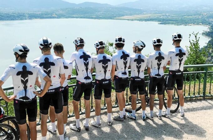 Los ciclistas del Sky contemplan las vistas desde su hotel en Annecy antes de salir a entrenar en el día de descanso