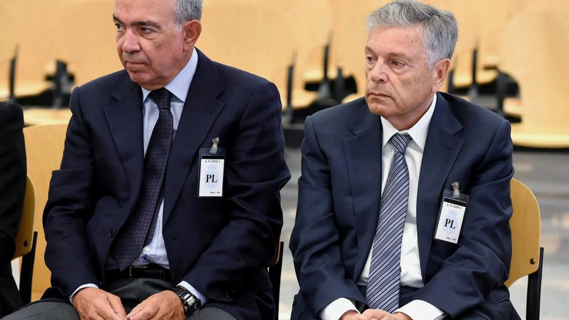 El expresidente de la Caja de Ahorros del Mediterráneo (CAM) Modesto Crespo (d), y el ex director general, Roberto López Abad
