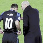 Zidane habla con James durante la semifinal del Mundial de Clubes frente al América de México