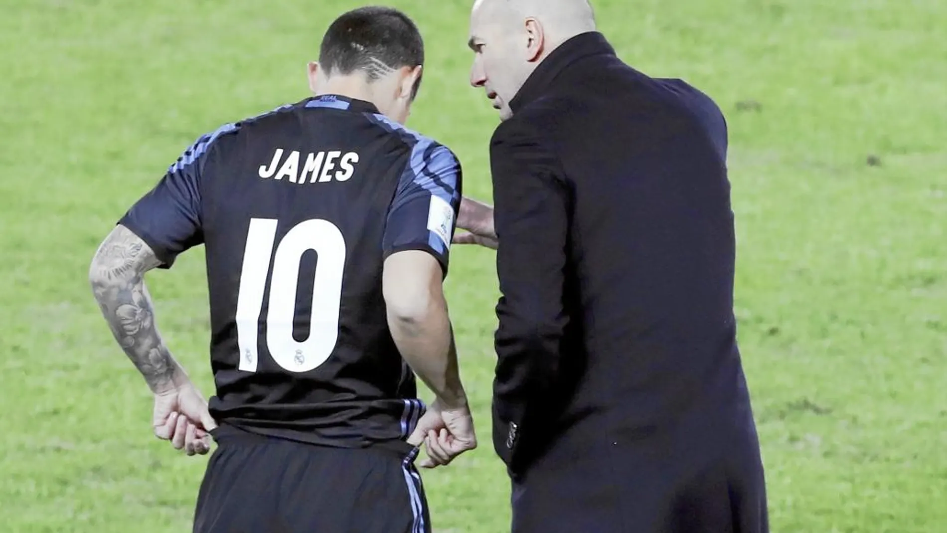 Zidane habla con James durante la semifinal del Mundial de Clubes frente al América de México