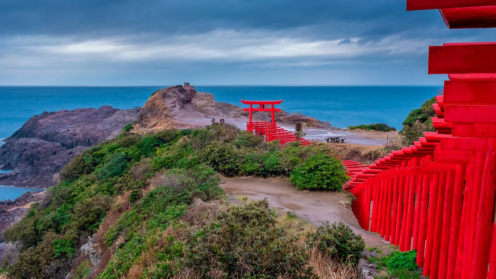 Los torii del santuario sintoísta Motonosumi Inari nos conducen hasta el borde mismo del mar