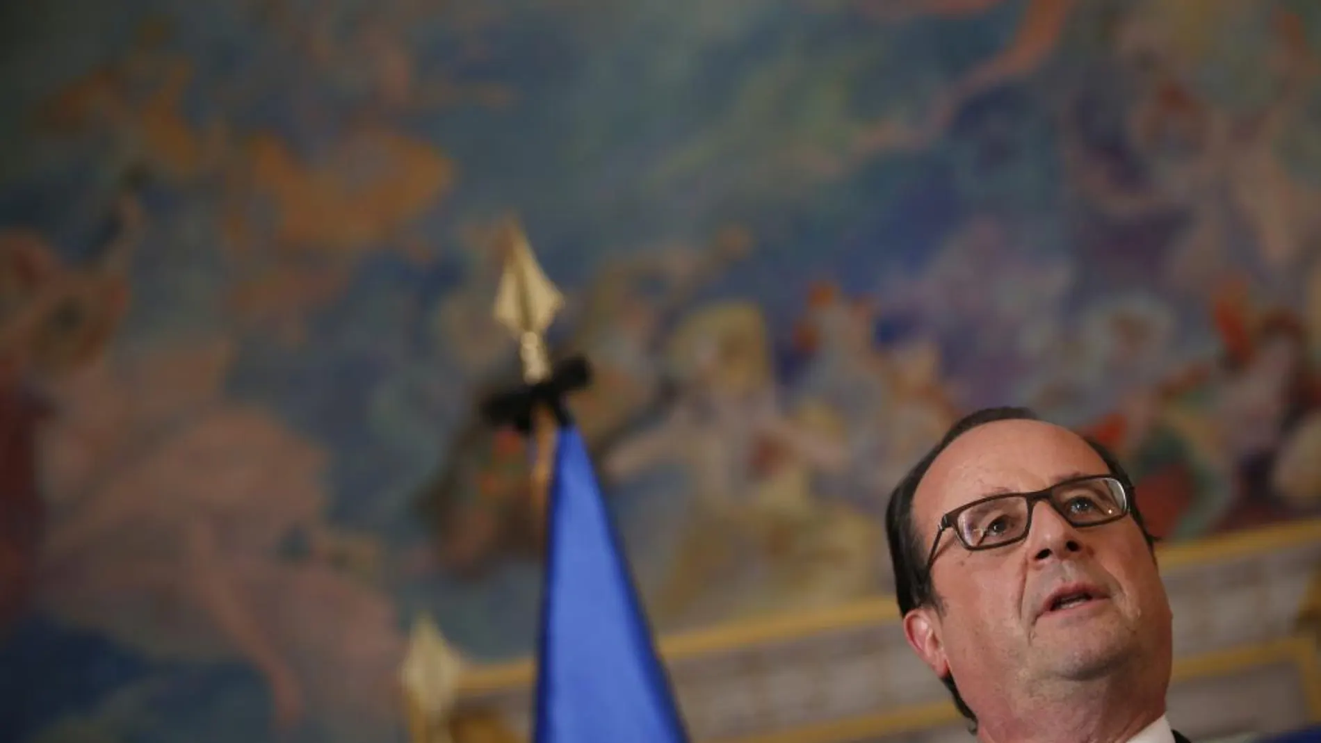 Hollande advierte de hay 50 personas «entre la vida y la muerte»