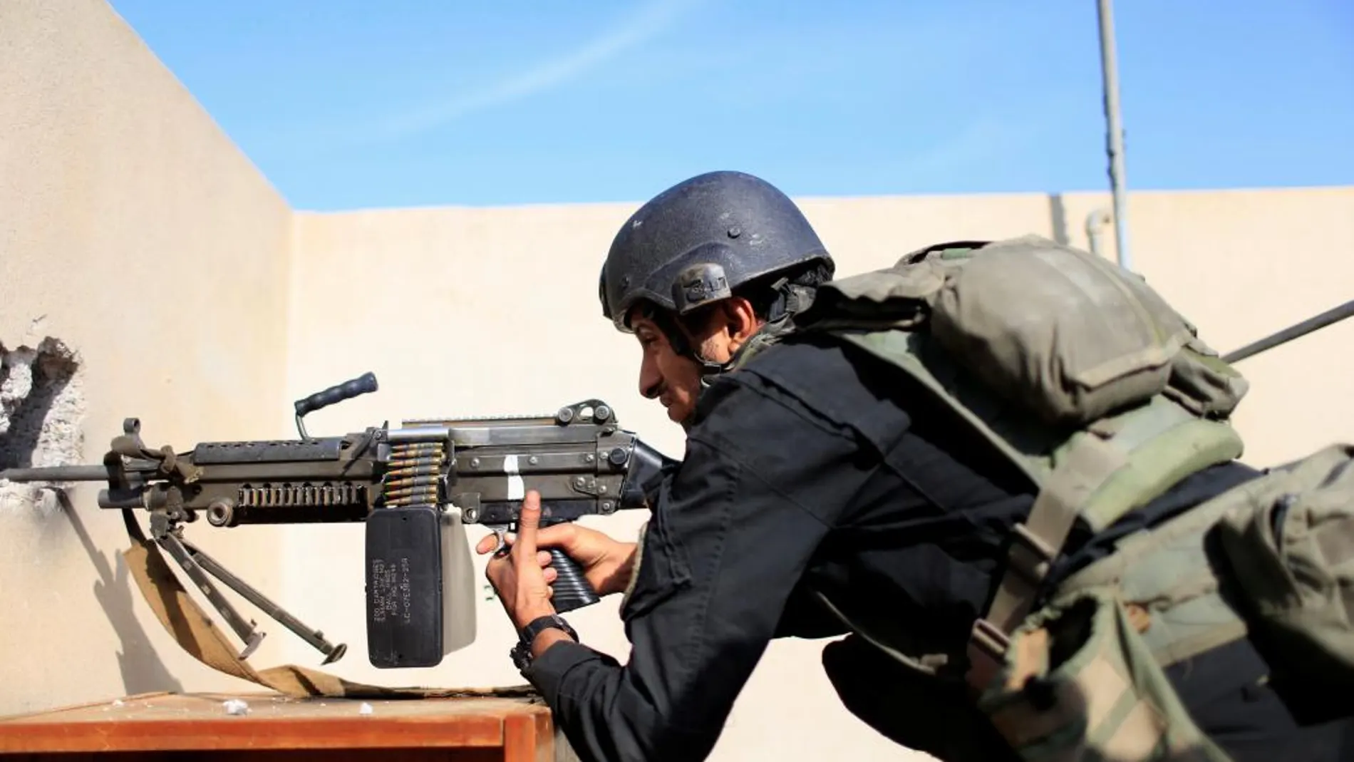Un soldado iraquí lucha en la batalla por la toma de Mosul al Estado Islámico.