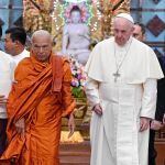 El Papa camina junto al jerarca budista Bhaddanta Kumarabhivasma