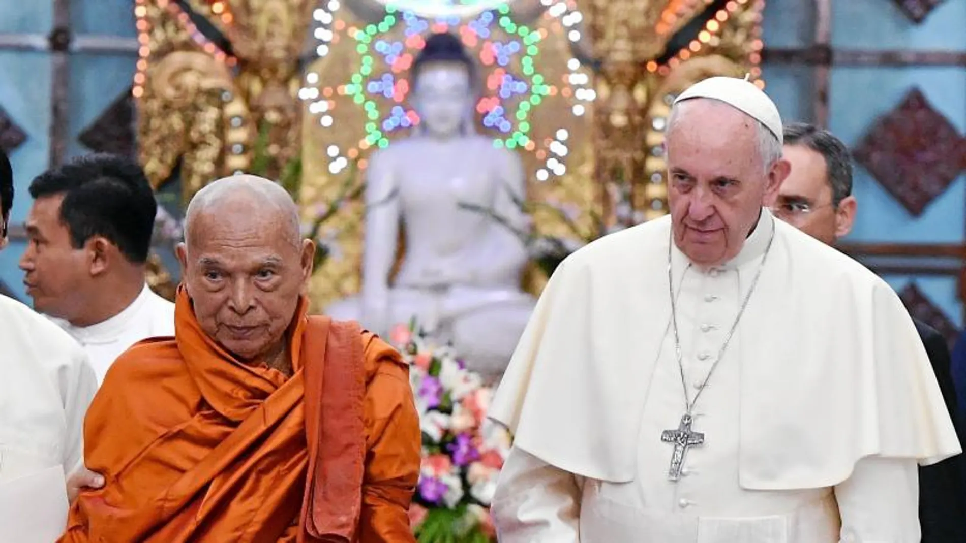 El Papa camina junto al jerarca budista Bhaddanta Kumarabhivasma