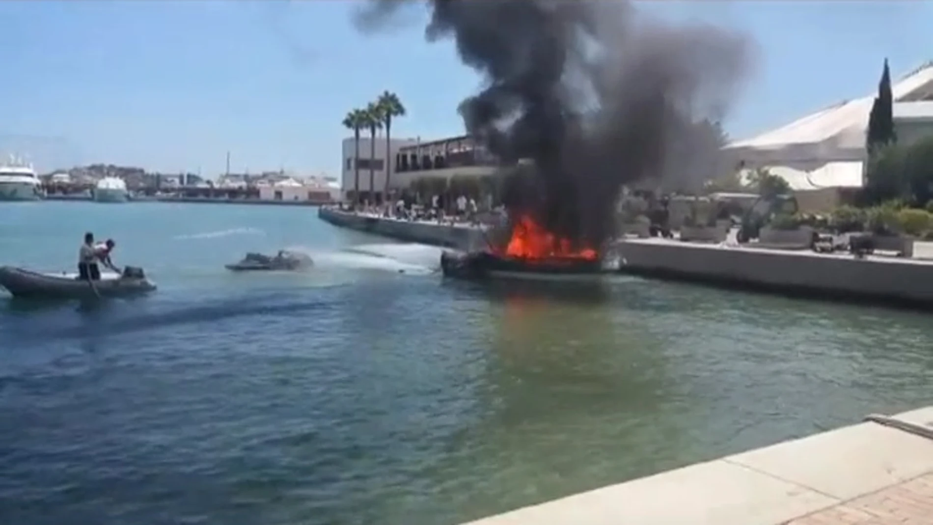 Cuatro heridos, uno crítico y otro grave, en el incendio de un barco en Ibiza