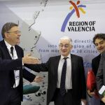 Puig conversa con el director general de Tour España, Manuel Butler, al comienzo de la reunión que mantuvieron ayer en el expositor de la Comunitat Valenciana en la World Travel Market de Londres