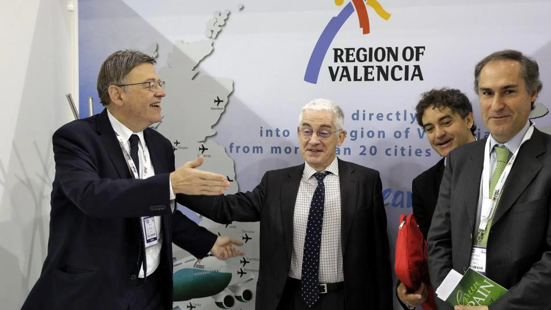 Puig conversa con el director general de Tour España, Manuel Butler, al comienzo de la reunión que mantuvieron ayer en el expositor de la Comunitat Valenciana en la World Travel Market de Londres