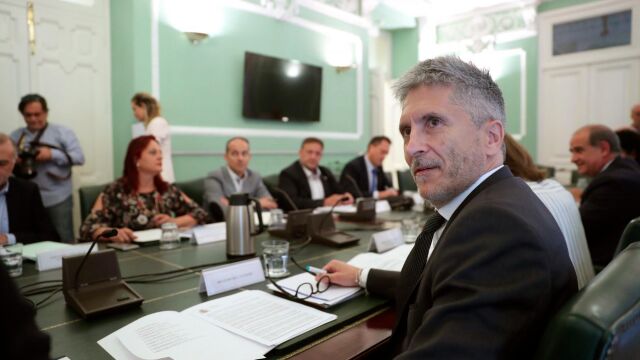El ministro del Interior, Grande Marlaska con los sindicatos policiales cuando ratificaron el acuerdo de equiparación