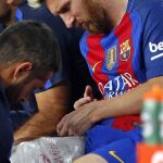 Messi, en el banquillo, después de lesionarse contra el Atlético