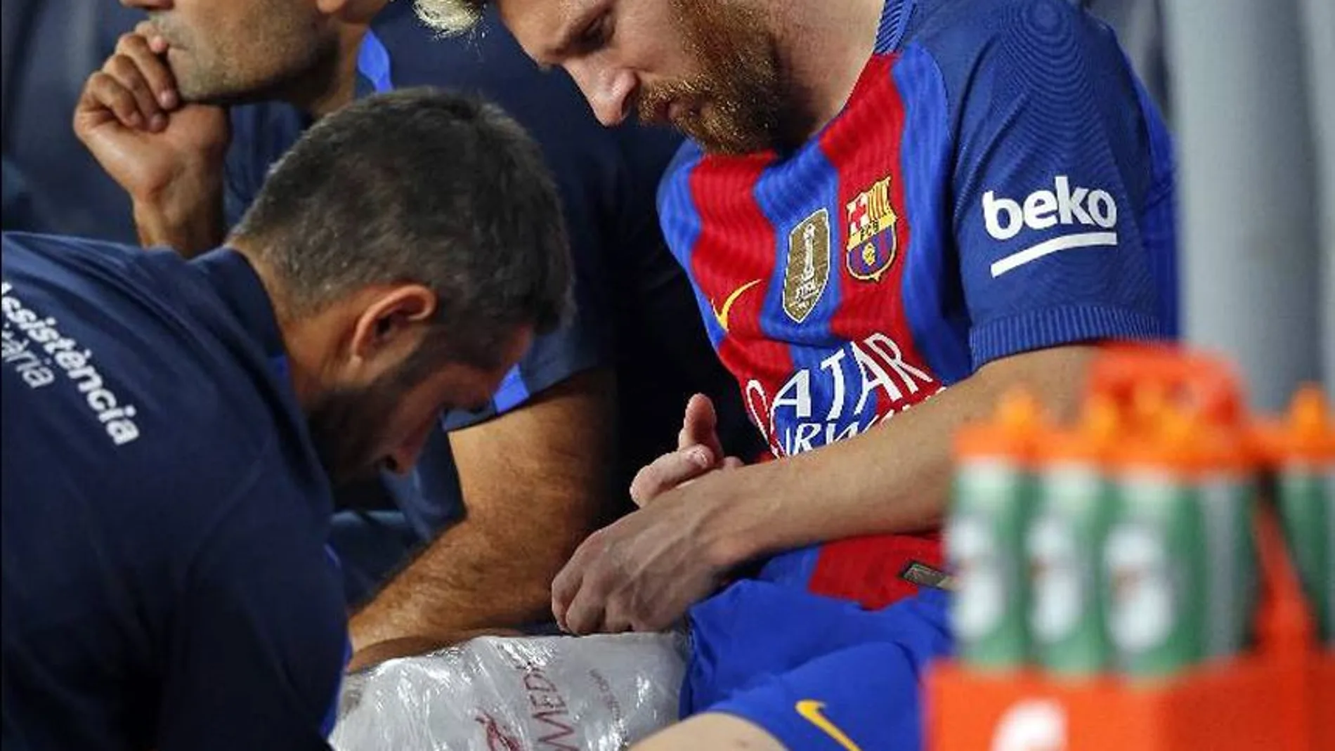 Messi, en el banquillo, después de lesionarse contra el Atlético