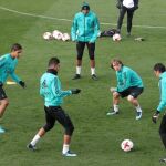 Los jugadores del Real Madrid, el croata Luka Modric (3d), y el portugués Cristiano Ronaldo(1i), durante la sesión de entrenamiento celebrada ayer.