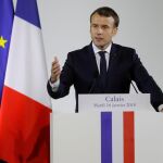 El presidente galo, Emmanuel Macron, ayer durante su visita a la Gendarmería de Calais en el norte de Francia
