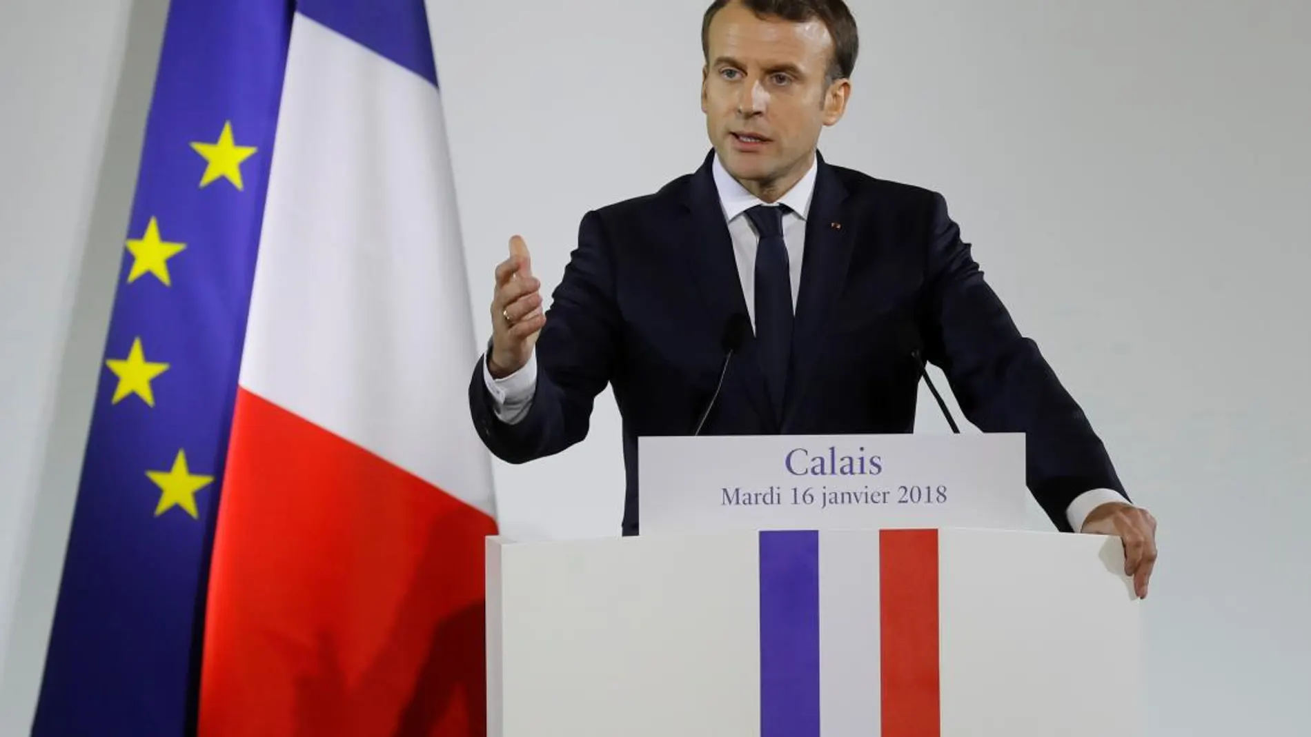 El presidente galo, Emmanuel Macron, ayer durante su visita a la Gendarmería de Calais en el norte de Francia