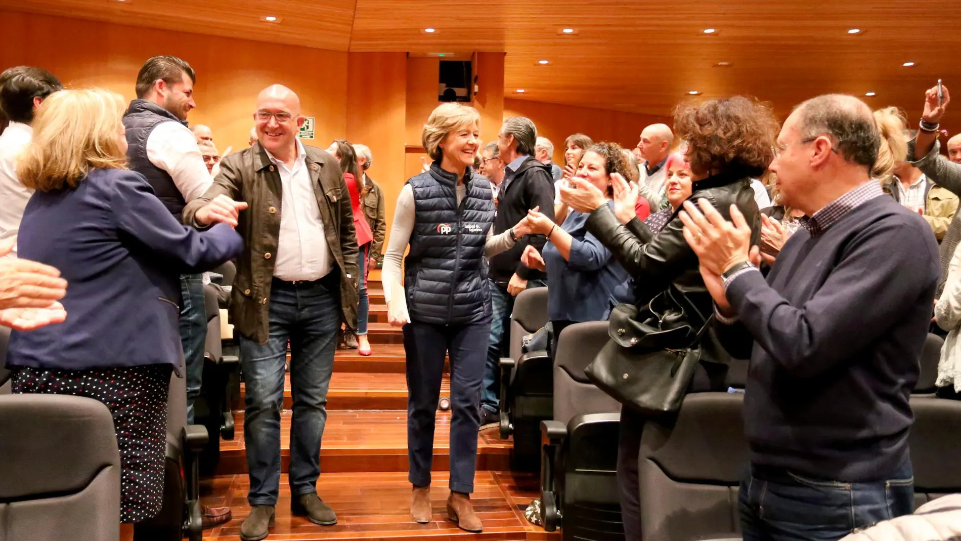 La candidata del PP por Valladolid, Isabel García Tejerina, y el presidente provincial, Jesús Julio Carnero, saludan a los alcaldes asistentes al acto