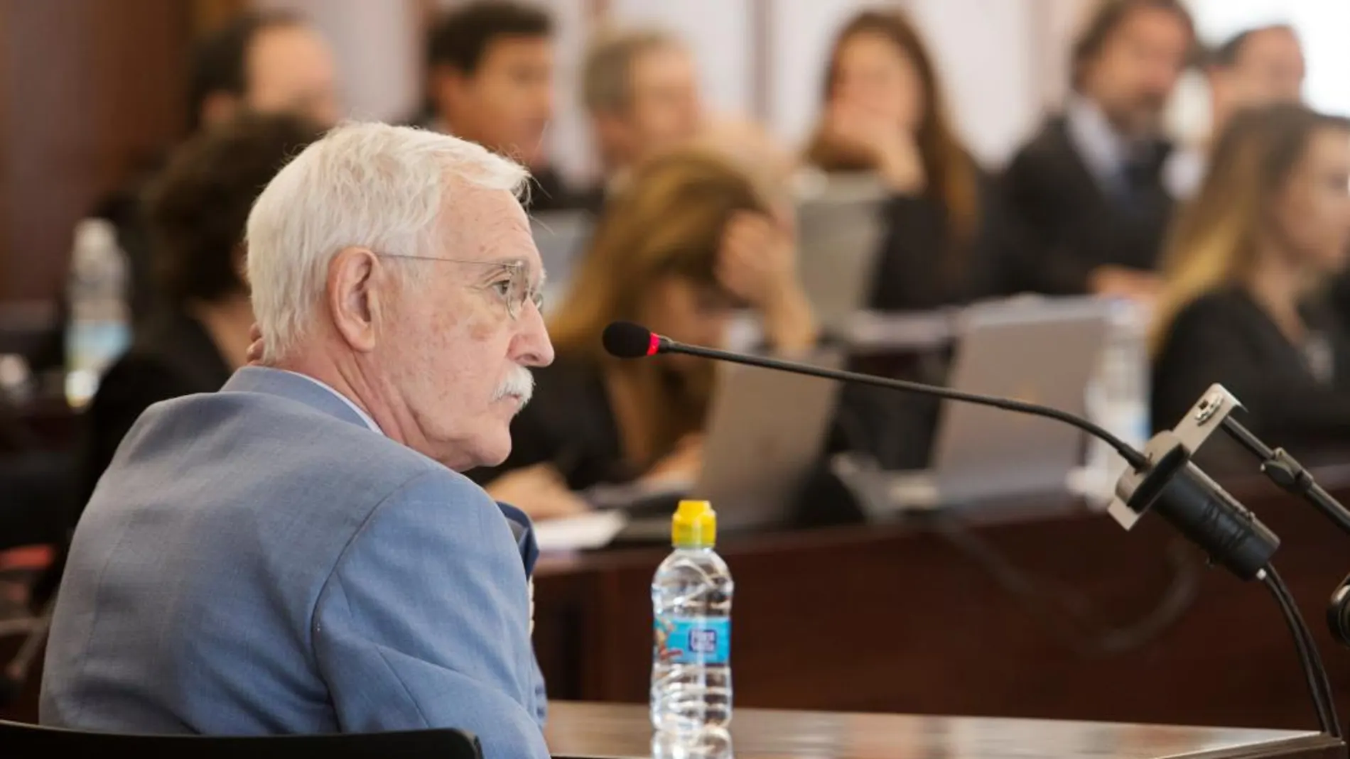 El ex interventor de la Consejería de Empleo Ramón Gutierrez de la Chica, durante su declaración ayer en la Audiencia de Sevilla (Foto: Efe)